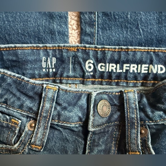 GAP Kids Girlfriend Jeans | Size 6 Slim | Medium Wash Denim - Picture 2 of 5